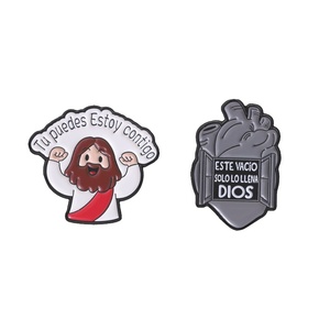 Spilla smaltata con motivo religioso spagnolo di Gesù, design a cartone animato, con <span class=keywords><strong>la</strong></span> frase 'Tu Puedes Estoy Contigo' e finestra a cuore, con <span class=keywords><strong>la</strong></span> frase 'Este <span class=keywords><strong>Vaco</strong></span> Solo Lo Llena Dios', distintivo/medaglia. - Product Image 1