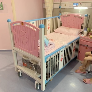 Cama Pediátrica de Doble Manivela de Alta Calidad con Barandillas de Seguridad Completas para Uso Hospitalario - Product Image 4