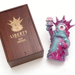 Statua della Libertà in Stile Pop Art - Scultura Decorativa in PVC Dipinta a Mano da Collezione - Product Image 3