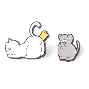 Regalo Personalizzato per San Valentino, Spilla in Metallo 3D Smaltata a Forma di Topo con Naso che Fischia, Divertente Oggetto da Collezione per Coppie - Product Image 1