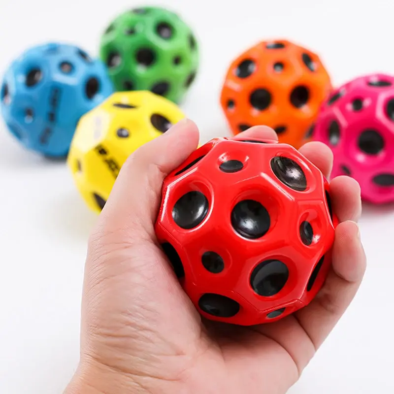 Hoge Veerkracht Bouncy Ball Hole Ball Ball Ball Soft Super Stuiterende Maan Vorm Poreuze Kids Indoor Outdoor Speelgoed Ergonomisch Ontwerp Spelen Speelgoed