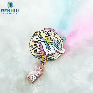 Produttore Lovely Cartoon Anime Pins Custom Pins Logo in metallo 2d 3d Soft Hard smalto Pin per abbigliamento cappello