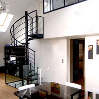Escalier en colimaçon intérieur haut de gamme avec rampes en verre trempé et marches en bois, design élégant pour maison moderne et villa de luxe