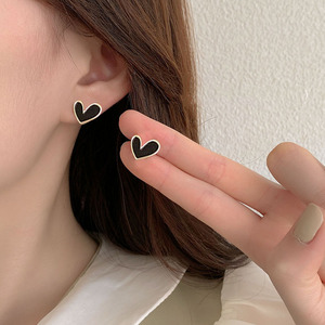 Aretes de Botón Minimalistas de Corazón LOVE en Blanco y Negro para Mujer, Pendientes de Cristal con Estrás Elegantes y de Moda, Joyería para Novia en Boda - Product Image 3