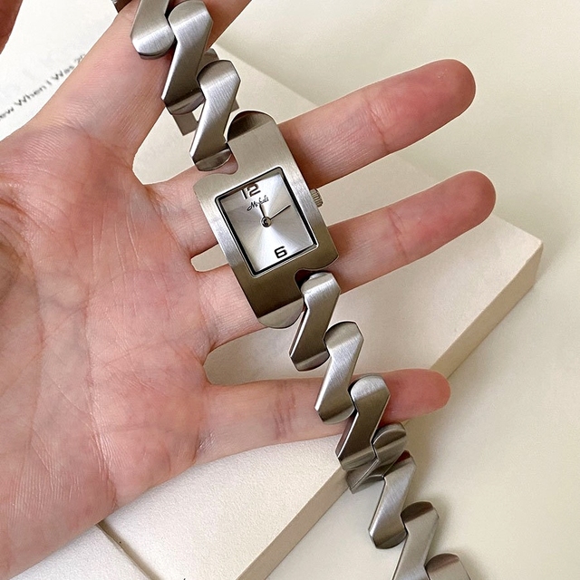 Limited Edition Retro Quartz Watch Womens Retro Metal Wavy Pattern Watch Exudes a Unique, Trendy, High-End and Elegant Charm
