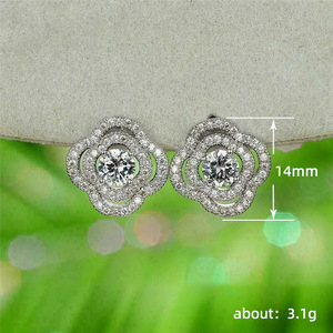 Orecchini a Perno con Fiore di Camelia per Donne, Accessori per Orecchie Freschi e Adatti all'Uso Quotidiano - Product Image 3
