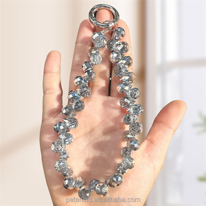 2024 créatif lumière luxe Style cristal <span class=keywords><strong>bijou</strong></span> perlé Bling Bling <span class=keywords><strong>chaîne</strong></span> <span class=keywords><strong>de</strong></span> <span class=keywords><strong>téléphone</strong></span> portable nouveau porte-clés en plastique sangle <span class=keywords><strong>de</strong></span> <span class=keywords><strong>téléphone</strong></span> portable - Product Image 5