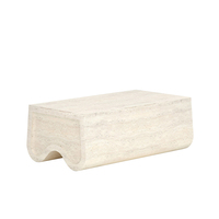 Table basse en travertin Dream Home avec base monolithique découpée en vague et plateau rectangulaire arrondi, style Wabi Sabi, pour salon