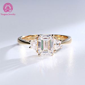 <span class=keywords><strong>Anello</strong></span> in Oro Giallo Massiccio 14K <span class=keywords><strong>con</strong></span> Moissanite Taglio Smeraldo 2ct 6x8mm e Moissanite Trapezoidale 5x3x2mm, <span class=keywords><strong>Anello</strong></span> Trilogy per Matrimonio - Product Image 1