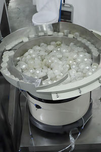 Machine de production de bouchons en verre entièrement <span class=keywords><strong>automatique</strong></span> et intelligente de haute précision pour milieux de culture en tube, shampoing, eau pure, liquides visqueux - Product Image 6