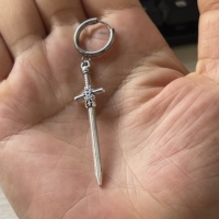 Vente en gros de boucles d'oreilles en forme d'épée argentée de style punk cool, tendance européenne et américaine, bijoux gothiques en alliage, vente directe d'usine pour unisexe