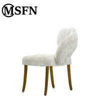 Chaise de salle à manger moderne de luxe européenne à dossier incurvé, revêtement en tissu moelleux, pieds en métal doré, structure en bois, idéale pour hôtel, confortable