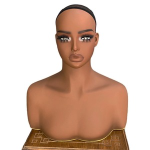 Cabeza de maniquí femenino al por mayor con hombros y maquillaje - Product Image 5