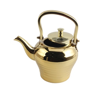 Bouilloire à thé en métal doré avec couvercle, design classique pour la préparation du thé - Product Image 5