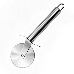 Cortador de Pizza de Acero Inoxidable Chef Season Show, Rueda Única con Dientes, Mango Ergonómico, Herramienta de Cocina para Cortar Pizza - Product Image 2