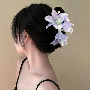 Elegante Pinza para el Cabello con Flor de Lirio de Resina de 13 cm, Accesorio para el Cabello para Mujeres, Bodas y Fiestas - Product Image 1