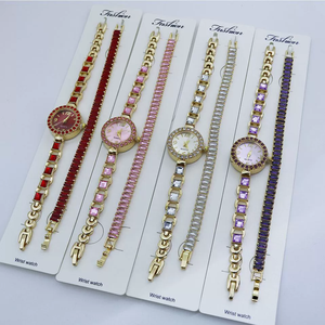 Hot New Factory Wholesale Reloj de moda para mujer Diamond Inlay Small Dial Charm Reloj de cuarzo y pulsera Set Compra a granel 2025 - Product Image 1