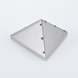 Couverture triangulaire en aluminium 200 mm, pièces usinées CNC sur mesure pour boîtier de capteur, réflecteur - Product Image 1