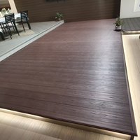 Panneaux composites en aluminium, grain de bois 3D, résistants à l'humidité, installation par emboîtement, design moderne, revêtement de terrasse pour usage extérieur en cour