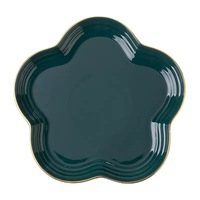 Ensemble d'assiettes en céramique de luxe vert émeraude en forme de fleur avec bord doré, plat vintage en forme de pétale pour pâtes, salades et desserts, idéal pour les mariages et les fêtes