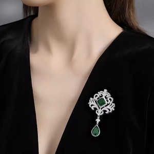 新款翡翠水晶镂空复古宫廷风格胸针女式高端奢华气质外套胸花别针 - Product Image 3