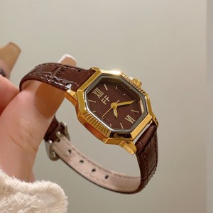 นาฬิกาข้อมือผู้หญิง FF 007 <span class=keywords><strong>มือ</strong></span><span class=keywords><strong>สอง</strong></span> ดีไซน์หรูหรา รูปทรงเหลี่ยม หน้าปัดเล็ก แฟชั่น<span class=keywords><strong>ส</strong></span>ำหรับเดินทาง นาฬิกา<span class=keywords><strong>ค</strong></span>วอตซ์ - Product Image 1