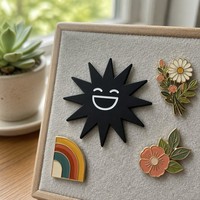 Émail mat gravé motif étoile éclatante et soleil souriant, tendance moderne pour jeunes - Vente en gros OEM