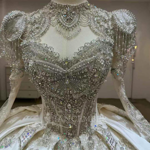 Vestido de Novia Bohemio de Lujo hasta el Suelo, Satén de Calidad, Exquisitos Detalles de Cuentas, Escote Corazón, Diseño Elegante, Cola Capilla - Product Image 5