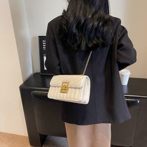 Atacado 2026 Bolsas Tote Clássicas com Corrente, Bolsas de Couro PU com Relevo, Coleção de Primavera, Bolsa de Ombro para Mulheres - Product Image 6