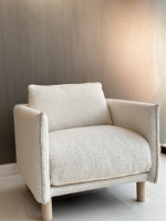 Fauteuil en bois blanc de style européen avec une sensation de plume plus douce, extensible et sectionné pour le salon, la chambre et l'école.