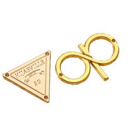 Pour logo personnalisé breloques colorées alibaba lettre marque logo métal sac à main étiquettes marque logo métal vêtements de luxe maillot de bain