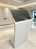 Kiosque OLED Transparent 30 pouces, Transmittance Élevée 43%, Affichage Numérique Tactile 10 Points, Android/PC SDK pour Expositions Intérieures et Commerce de Détail OEM