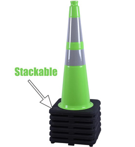 28 inch PVC verkeerskegels groen met reflecterende rand van technische kwaliteit voor gebruik op bouwplaatsen, opritten, wegen en parkeerplaatsen - Product Image 2