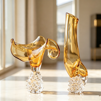 Vase en verre transparent minimaliste en forme de lys calla sculptural, avec base ronde en verre transparent solide, couleur ambre