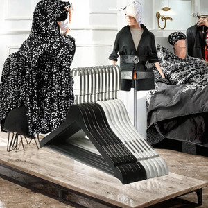 לוגו מותאם אישית שחור ולבן ממותגים עם וו מתכת זהב מרובע עבור מכנסיים חולצות במלתחה - Product Image 3