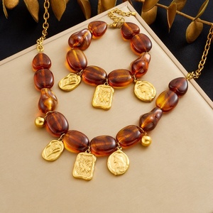 Conjunto de Joyería de Acero Inoxidable Chapado en Oro con Colgante de Mariposa y Flor, Pulsera y Collar de Cuentas de Resina Irregulares Marrón-Rojo - Product Image 2