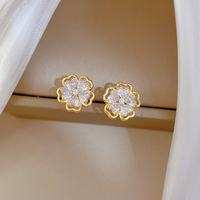 Ensemble collier fleur creux et boucles micro pavé luxe léger unique femme, colliers pendentifs mode en gros