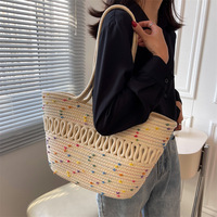 Tas pundak kapasitas tinggi wanita musim panas desain khusus berlubang tas bahu bucket rajut benang katun wanita untuk wanita