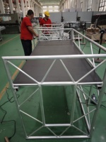 Structure de scène DJ portable en alliage d'aluminium à assemblage rapide pour événements et concerts, avec treillis pliable en contreplaqué, présentoirs carrés et triangulaires, et palettes en verre, certifiée TUV