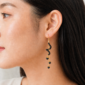 Boucles d'oreilles pendantes en spirale de cristal noir avec pampilles, en acier inoxydable plaqué or 14 carats sous vide, avec chaîne à hameçon - Product Image 5