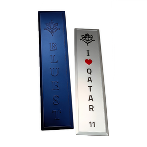 Plaque nominative en métal aluminium personnalisée, auto-adhésive, imprimée en offset, épaisseur 1,5 mm pour emballage de flacon de parfum et de cosmétiques - Product Image 3