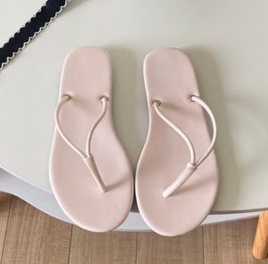 Chanclas de piel de cordero color rosa nude para verano, con tiras finas y sencillas, estilo casual para vacaciones, con suela en forma de V - Product Image 1