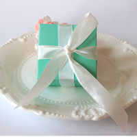 Boîte cadeau de bonbons de mariage bleu européen |   Matériaux recyclés |   Doublure en éponge |   Ruban croisé en satin blanc |   Logo sur mesure |   Nuptial
