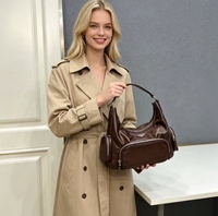 Tas Selempang Hobo Kulit Sapi Asli Berkualitas Tinggi dengan Logo Custom, Banyak Kantong, Gaya Biker Crescent Punk Chic, Serbaguna untuk Wanita