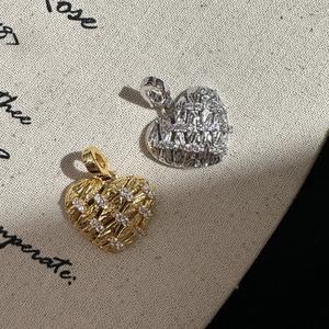 Pendentif en argent pur S925, cœur vintage, élégant et luxueux, avec zircon de luxe léger, design de niche, charme en forme de cœur - Product Image 1