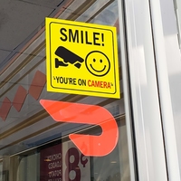 Panneau en acrylique « Souriez, vous êtes en caméra » – Décoration de fenêtre, avis de surveillance, maison, entreprise, commerce – Style simple et amusant, résistant aux UV