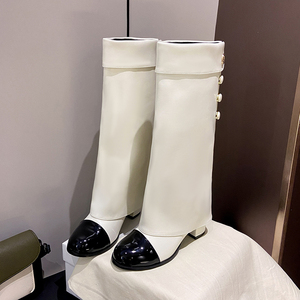 Botas Femininas de Cano Alto com Bico Dobrável em Couro Envernizado Bicolor com Salto Bloco e Botões – 2 Cores - Product Image 4