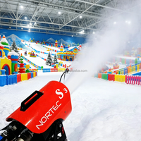 Les systèmes de fabrication de neige en intérieur sont utilisés pour construire des châteaux de neige, des maisons en neige, des mondes féériques et des mini-hüttes enneigées dans les stations de ski intérieures.