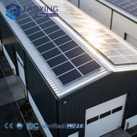 Entrepôt préfabriqué en structure métallique avec toit à panneaux solaires, bâtiment de stockage industriel écoénergétique
