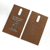 CF-Logo personnalisé Vêtements Combinaison d'impression en relief blanche Étiquettes de balançoire de vêtement Étiquette volante Vêtements pour femmes recyclables Étiquette volante
